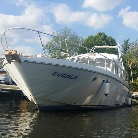 فندق إيست موليسيفي  Eucala Motor Yacht المظهر الخارجي الصورة
